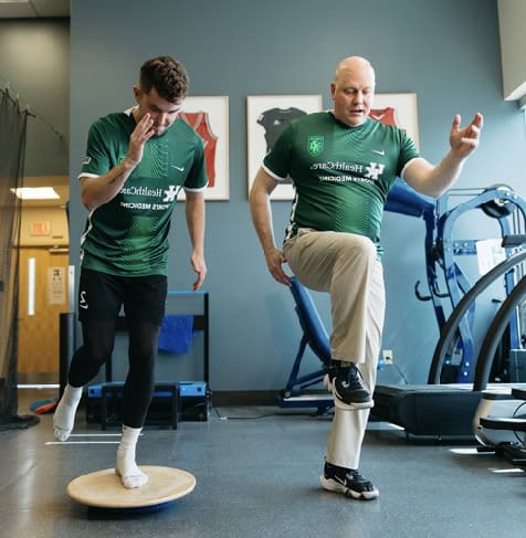 Author Ethan Walker, physiotherapist and ex-athlete, guiding athlete in training – Hume Band review expert